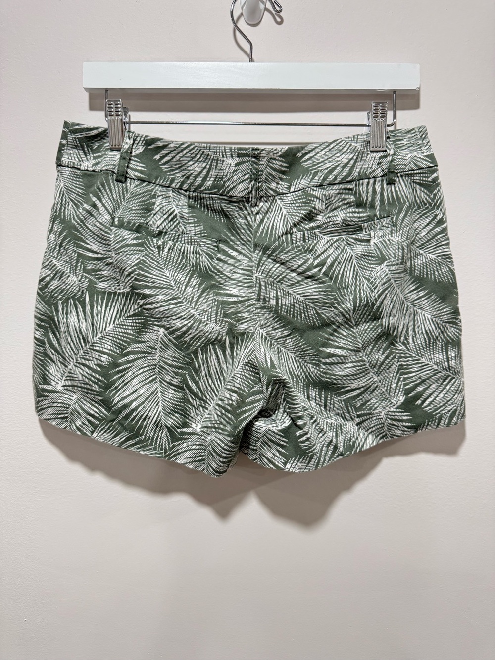 White House Black Market Tropical Palm Ferm Shorts Green 5” Stretch Size 6 - Picture 2 of 5